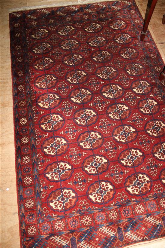 Isphahan red medallion rug